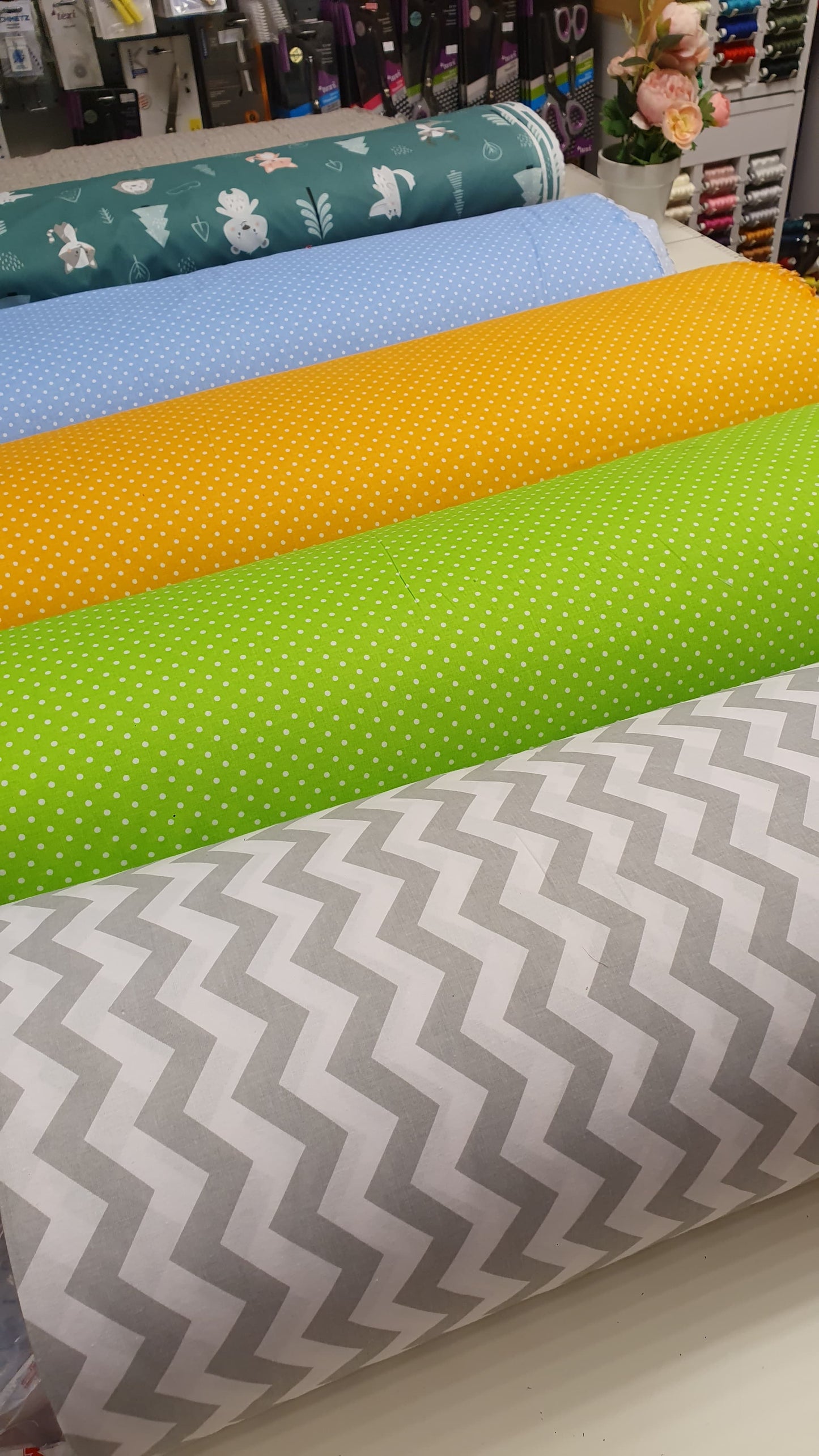 100% Kokvilnas audums - baltas pumpiņas uz dzeltena fona (4 mm) 130 g/m²