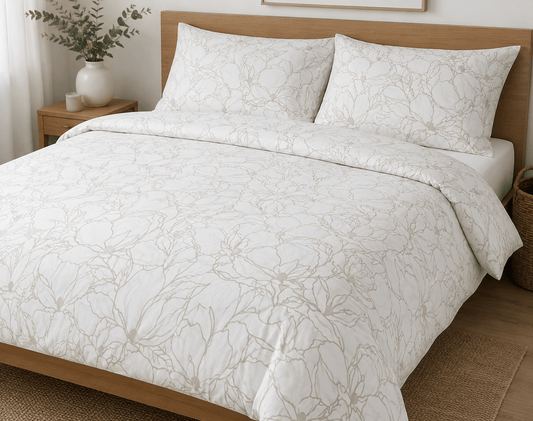 Attēls ar 100% Kokvilnas audums - bēšs ziedu raksts uz balta fona 130 g/m² – pieejams Šarlotes audumi
