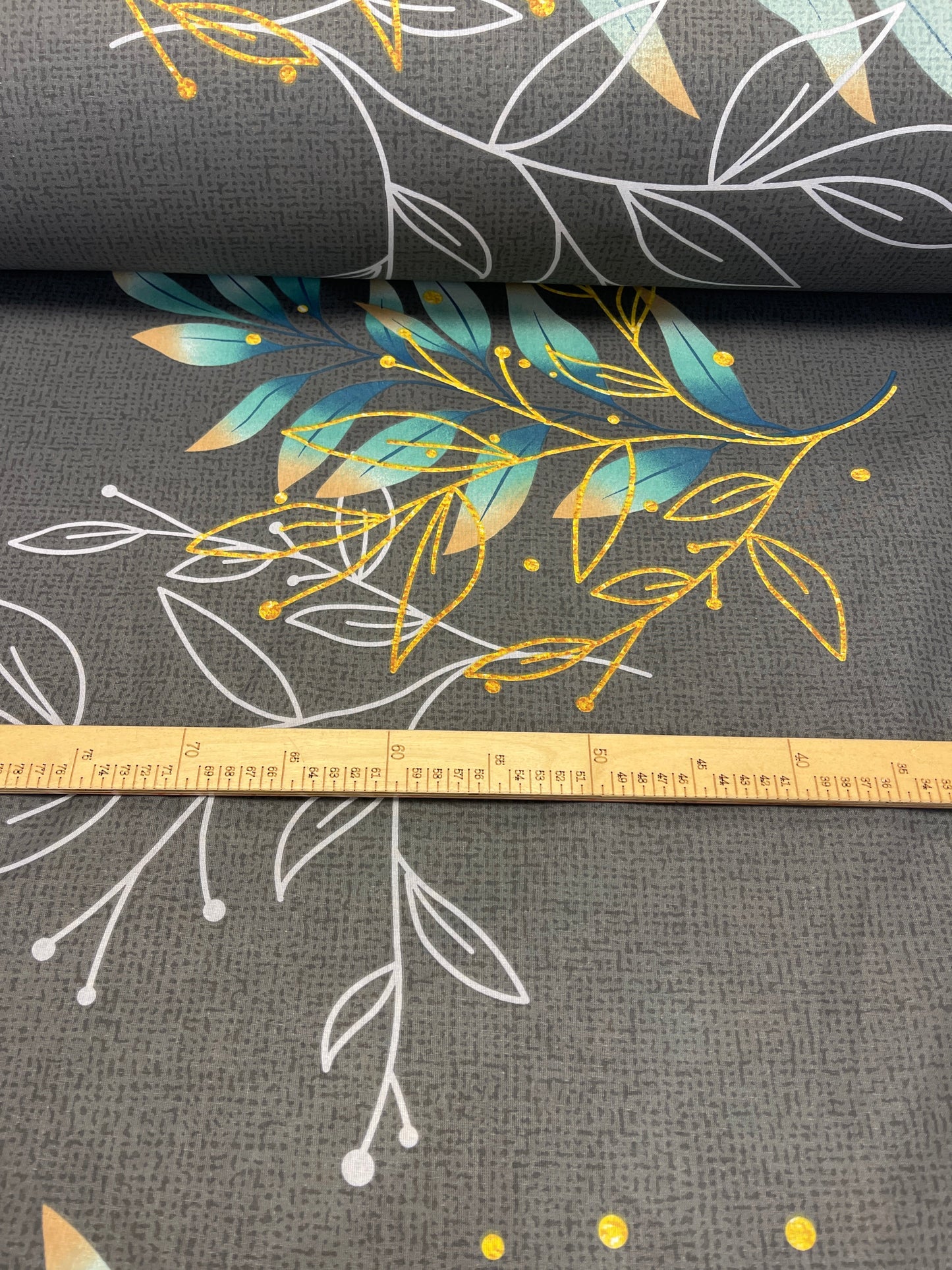 100% Kokvilnas audums - lapas uz pelēka fona 220cm 146 g/m²