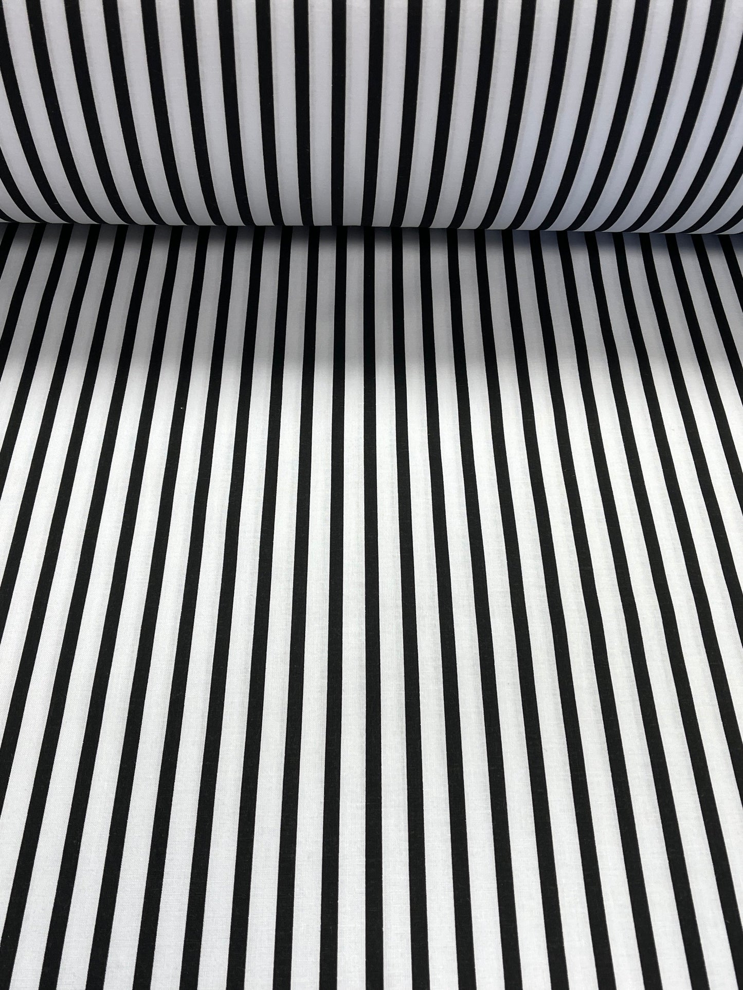 100% Kokvilnas audums - melnbaltas līnijas 125 g/m²