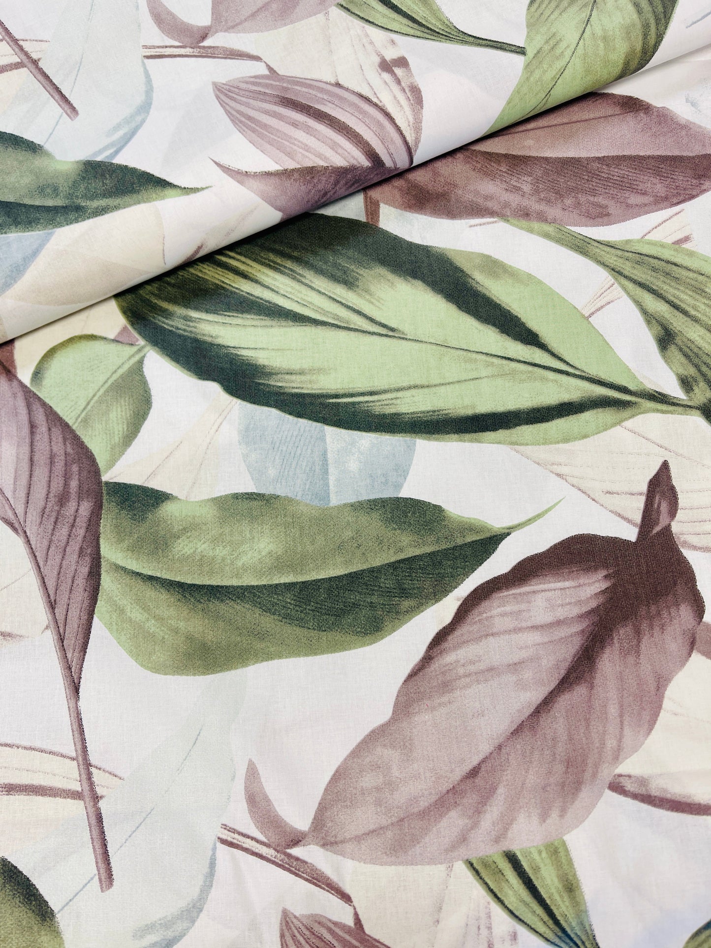 100% Kokvilnas audums - pelēkas un zaļas lapas 125 g/m²