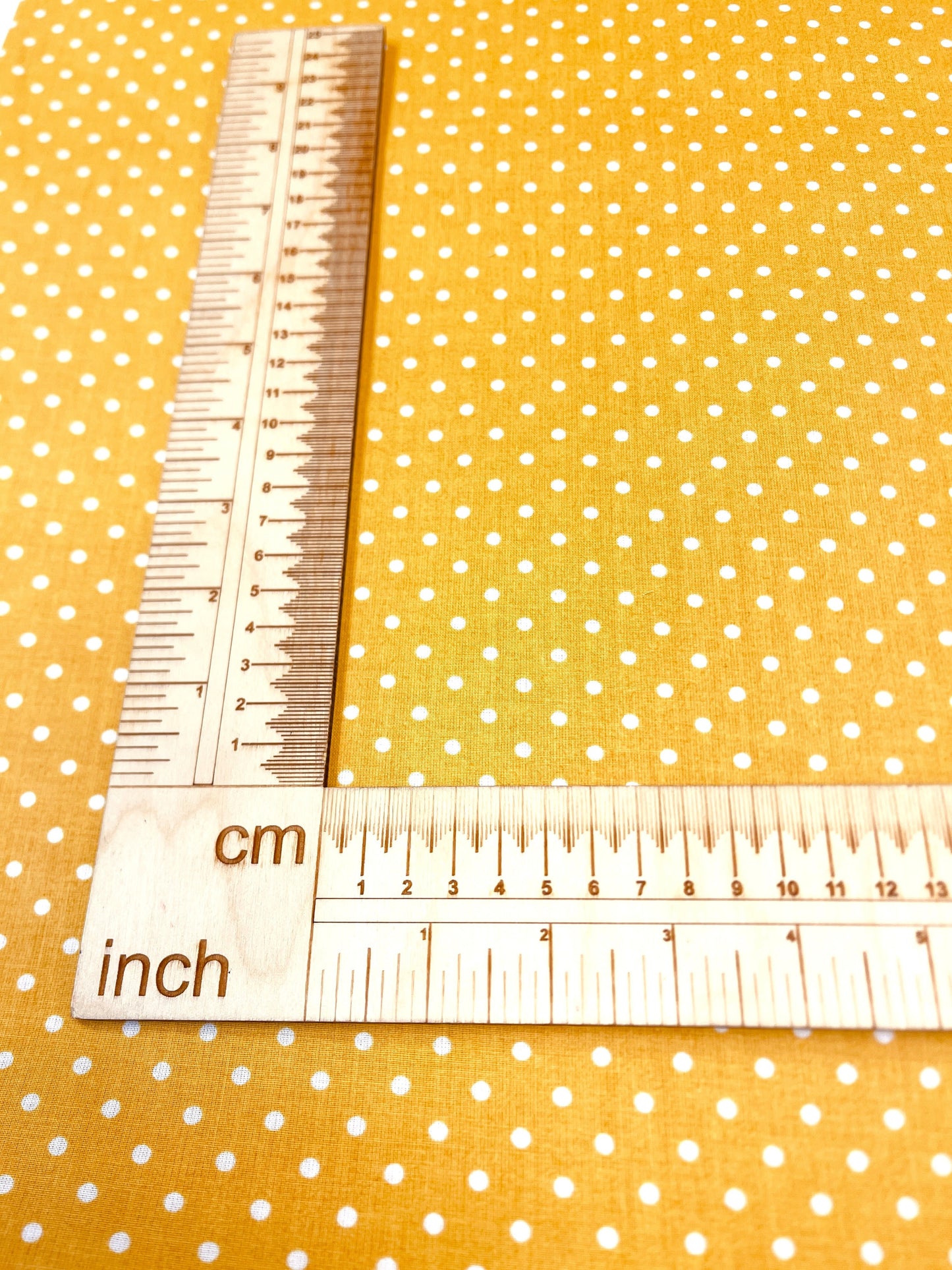 100% Kokvilnas audums - punktiņi(4 mm) uz sinepju dzeltena fona 125 g/m²