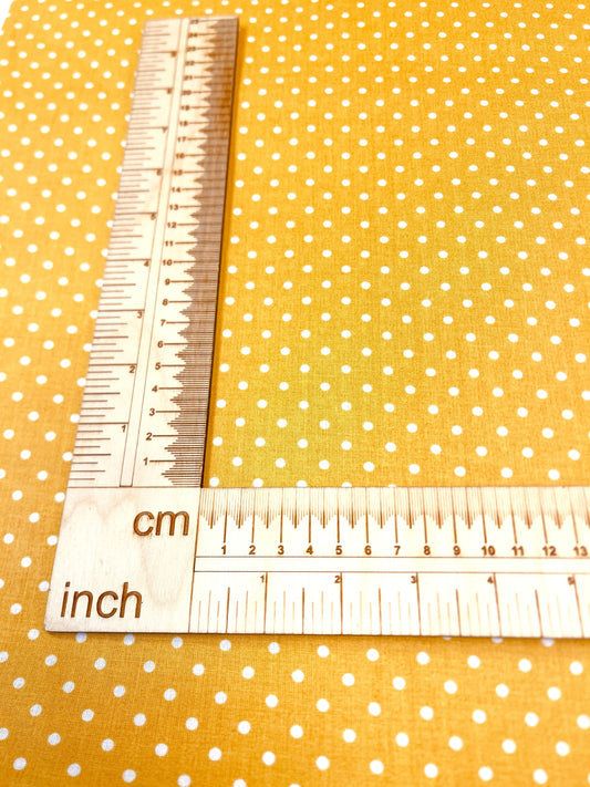 100% Kokvilnas audums - punktiņi(4 mm) uz sinepju dzeltena fona 125 g/m²