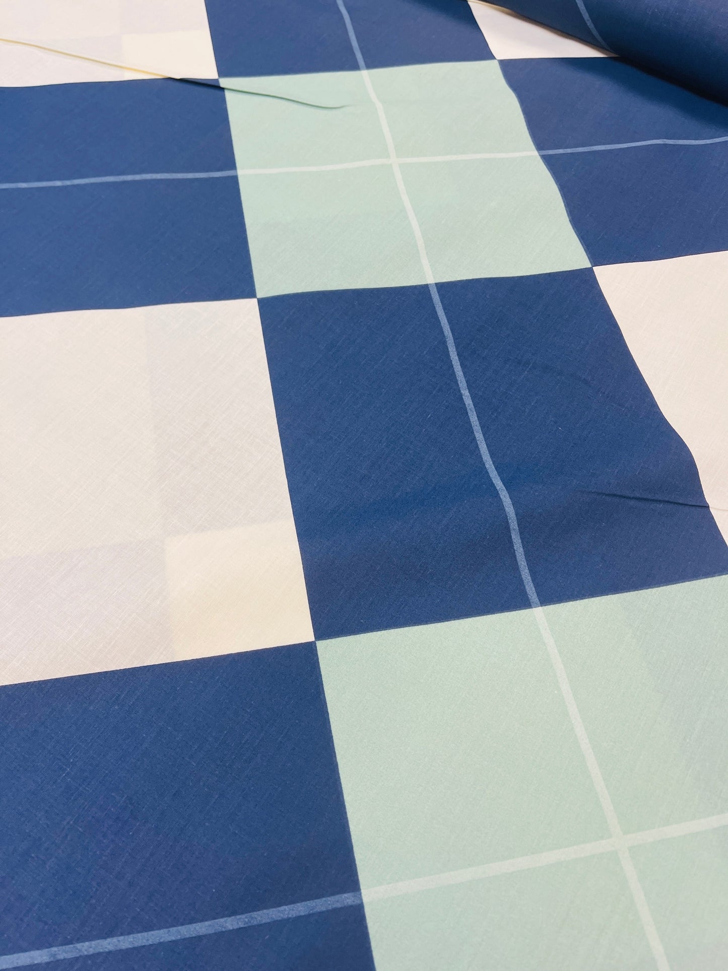 Image de tissu 100 % coton à carreaux 220cm 146 g/m² – disponible chez Šarlotes audumi