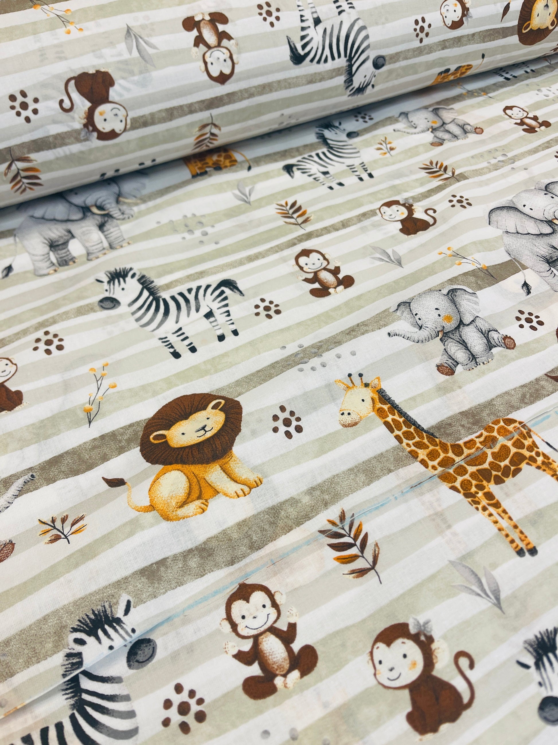 Attēls ar 100% Kokvilnas audums - safari zvēri un zaļas līnijas 125 g/m – pieejams Šarlotes audumi