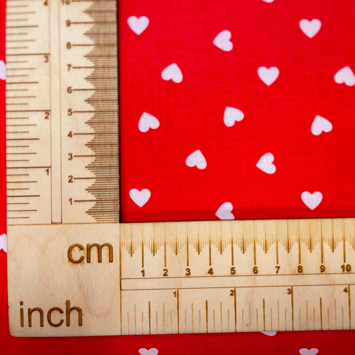 100% Kokvilnas audums - sirsniņas uz sarkana fona 125 g/m