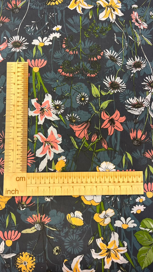 image en tissu 100 % coton à fleurs sur fond sombre – disponible en ligne chez Šarlotes audumi