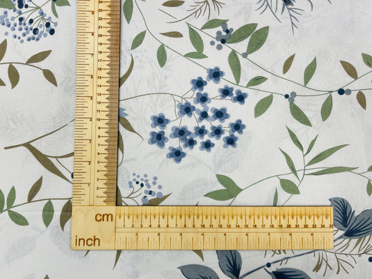 100% Kokvilnas audums - ziedu un lapu motīvs uz maigi pelēcīga fona 220cm 146 g/m²