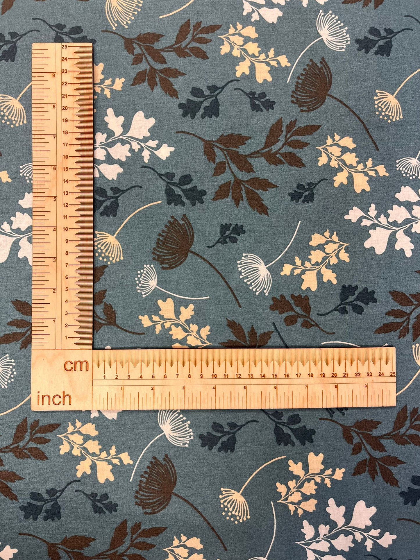 Attēls ar 100% Kokvilnas audums - zilgan zaļš lapu raksts 125 g/m² – pieejams Šarlotes audumi