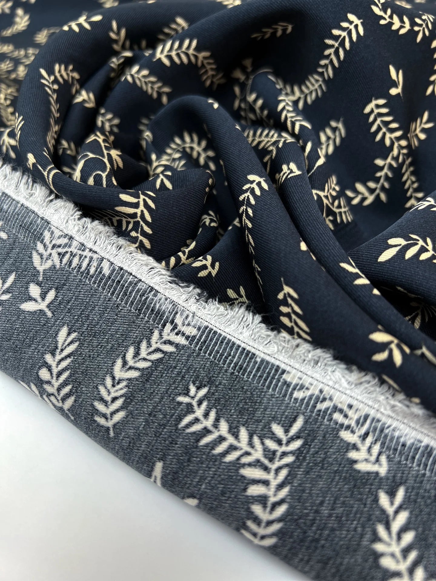 Attēls ar 100% Viskozes audums - bēšas lapiņas uz tumši zila 96 g/m² – pieejams Šarlotes audumi