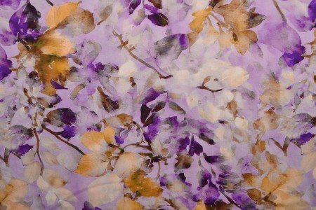 Attēls ar 100% Viskozes audums - lillā ziedu iedvesma 100 g/m² – pieejams Šarlotes audumi