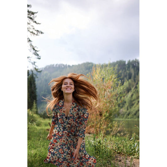 100% Viskozes audums- sārti ziedi 110 g/m²