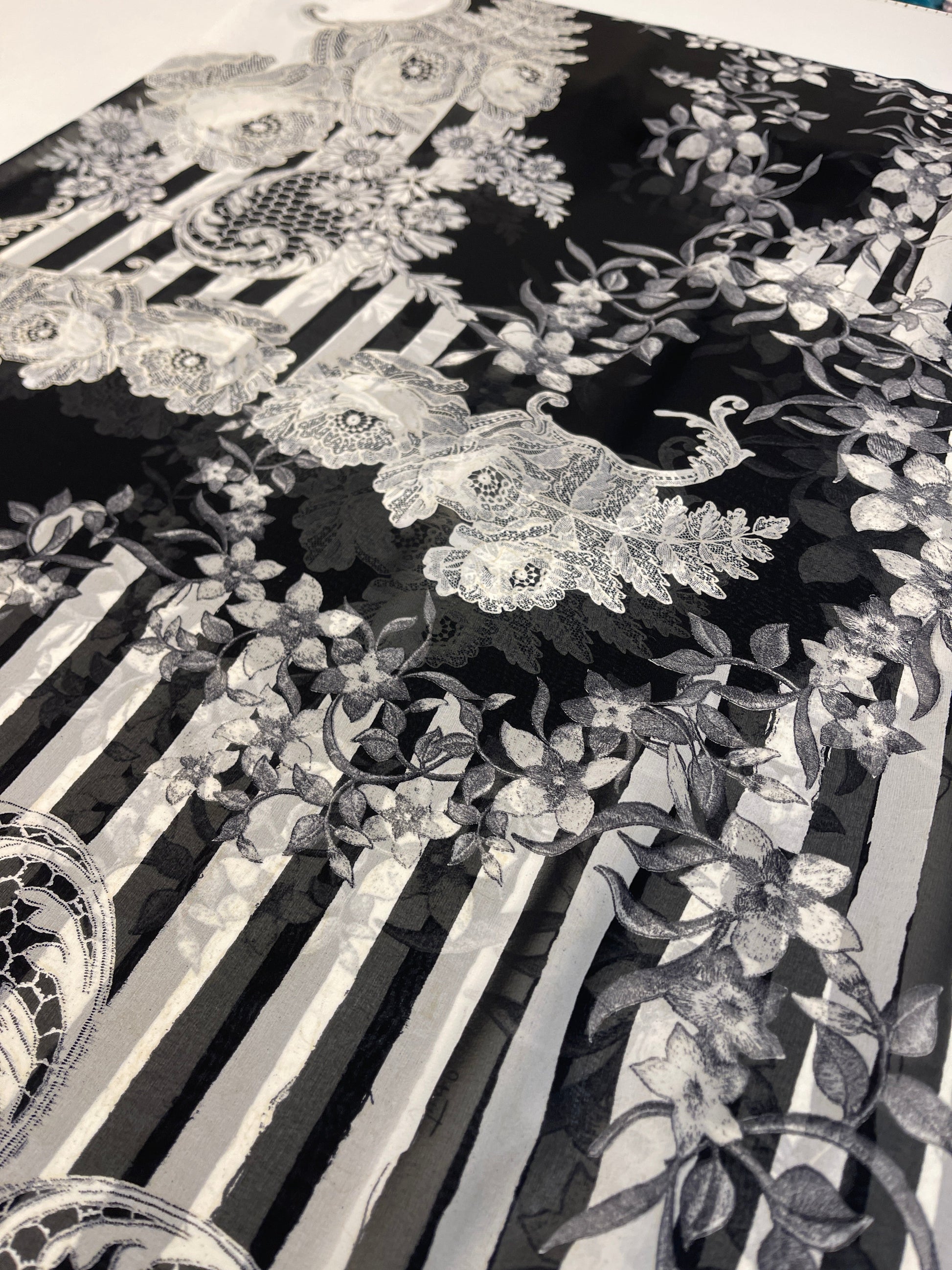 Attēls ar 100% Zīda šifona panelis - balts elegants raksts uz melna 40 g/m² 1.5 m x1,40 m – pieejams Šarlotes audumi