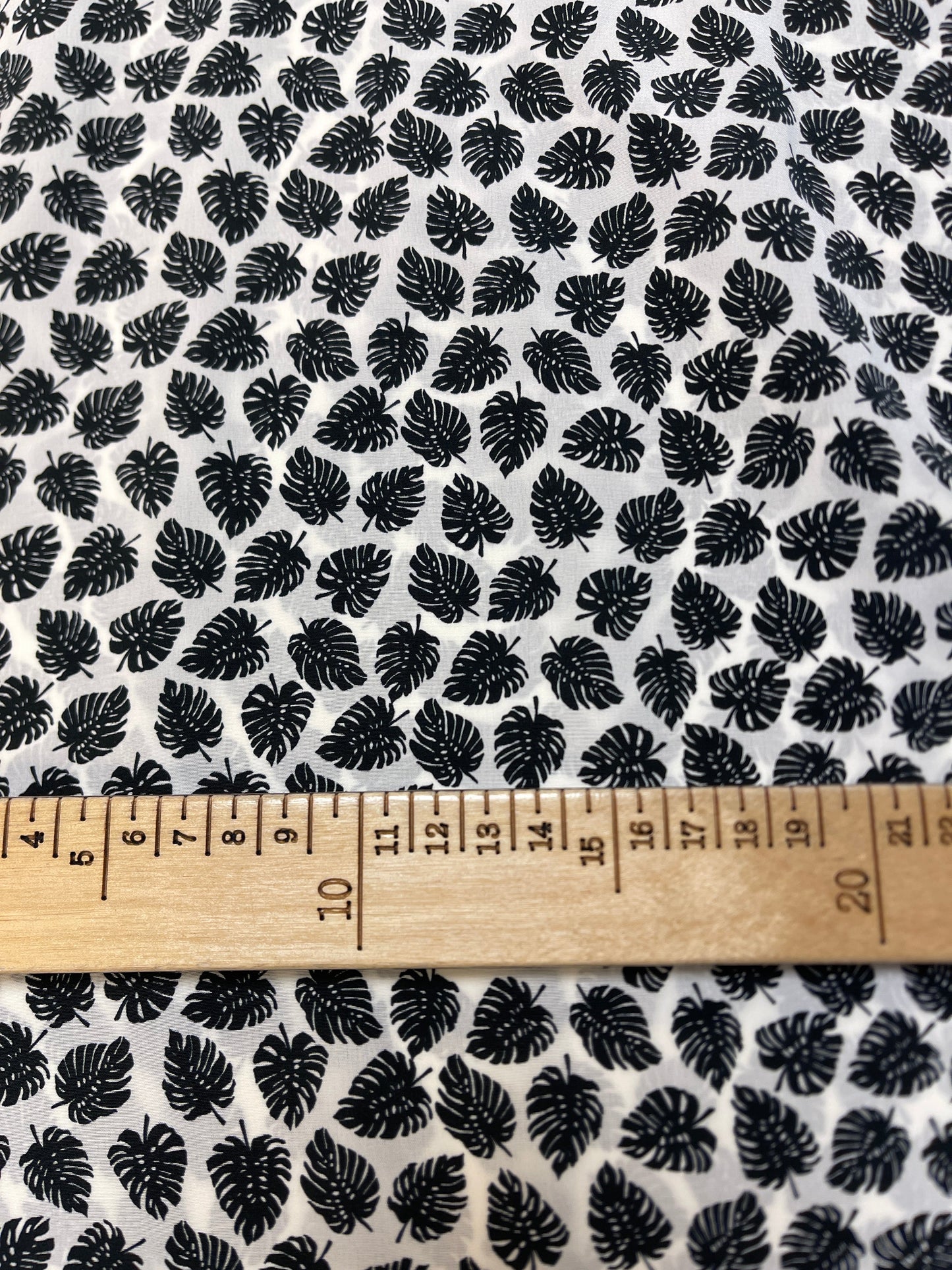 Attēls ar 100% Zīds - lapiņas uz balta fona 80 g/m² – pieejams Šarlotes audumi