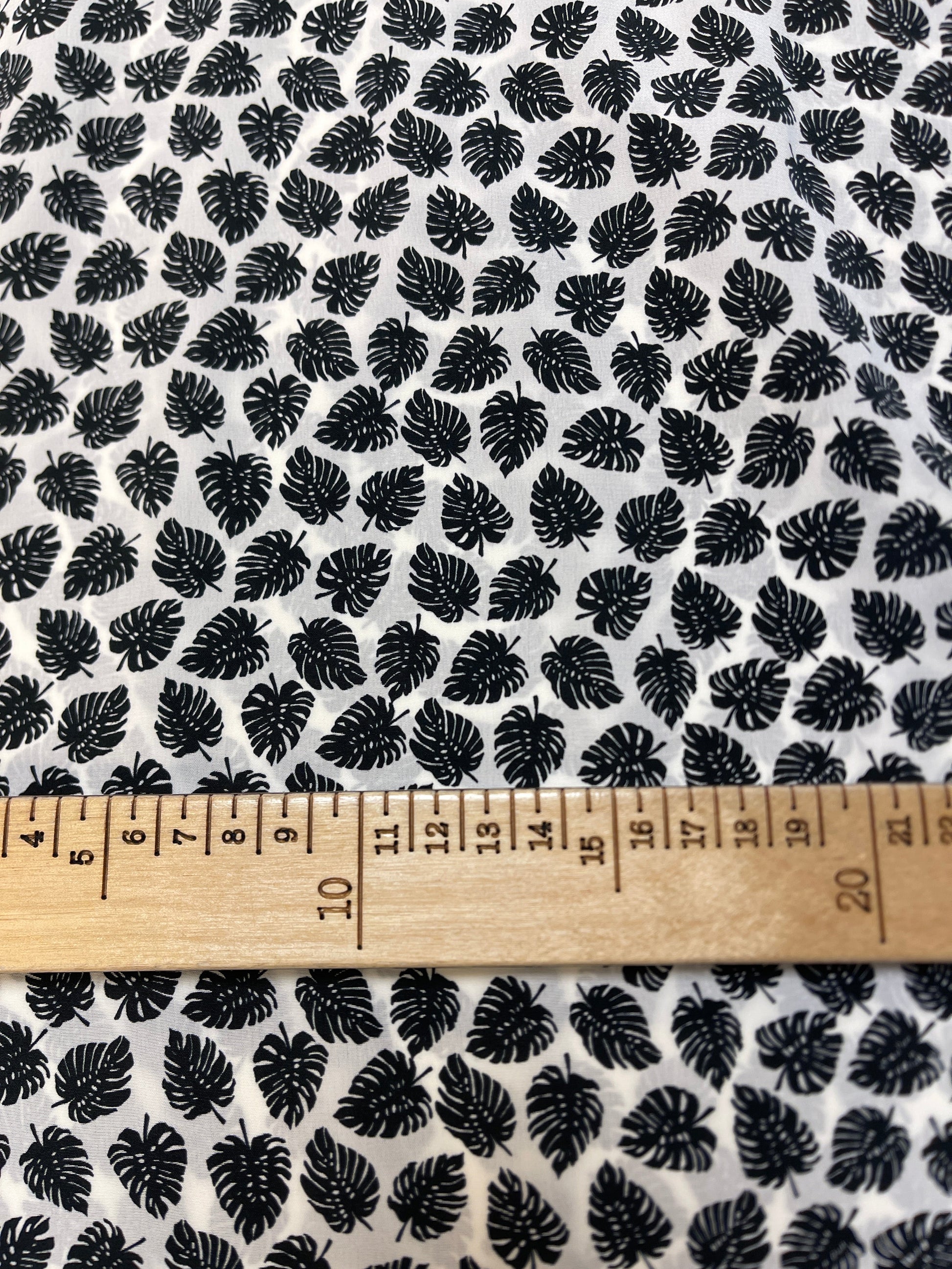 Attēls ar 100% Zīds - lapiņas uz balta fona 80 g/m² – pieejams Šarlotes audumi