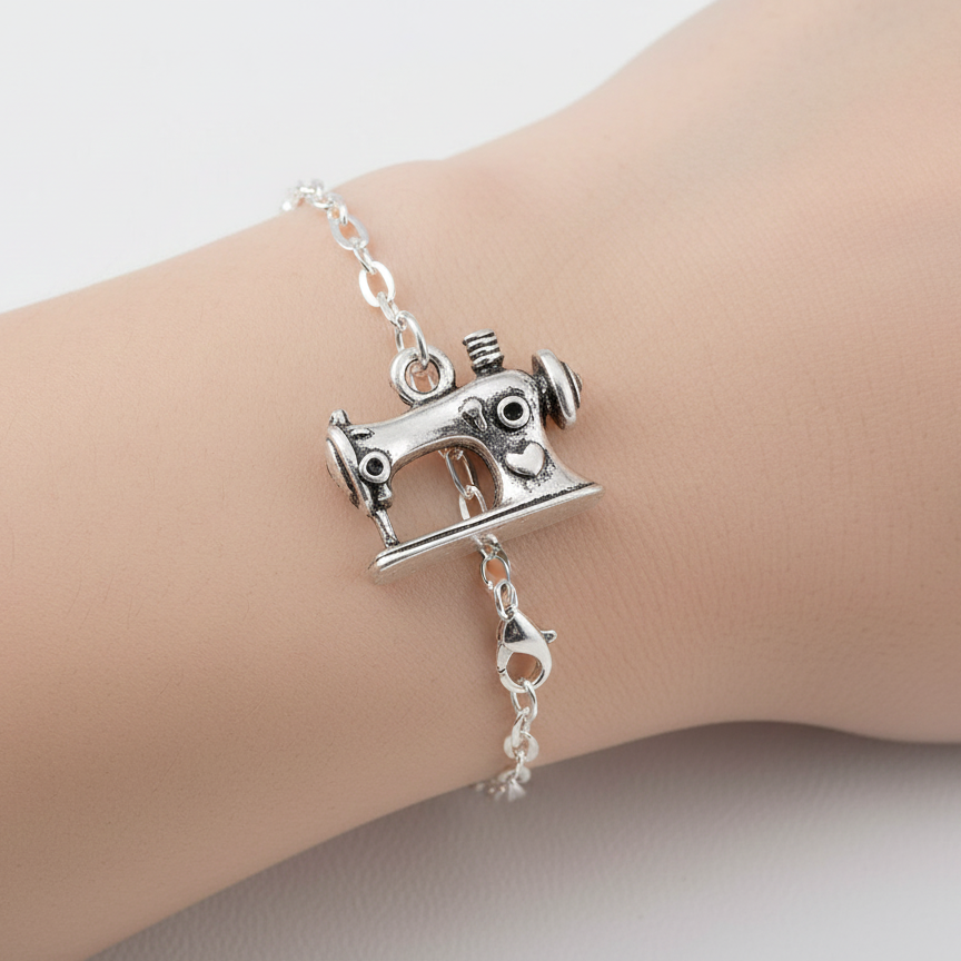 Metāla kulons,dekors – šujmašīna 13 × 16 mm