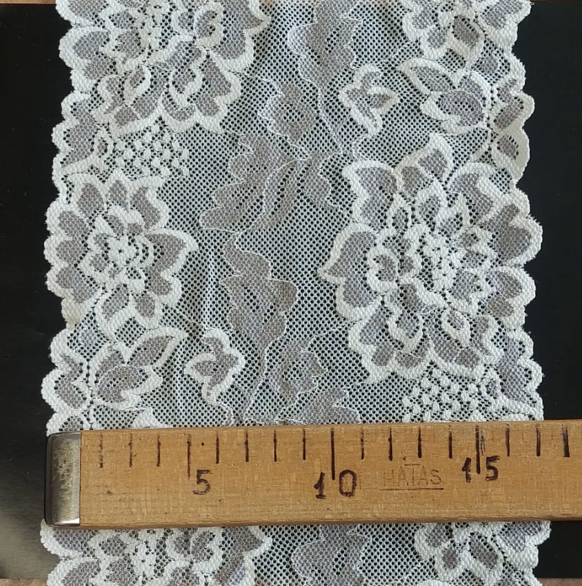 Elastīga mežģīne 17 cm-balta ar pelēku
