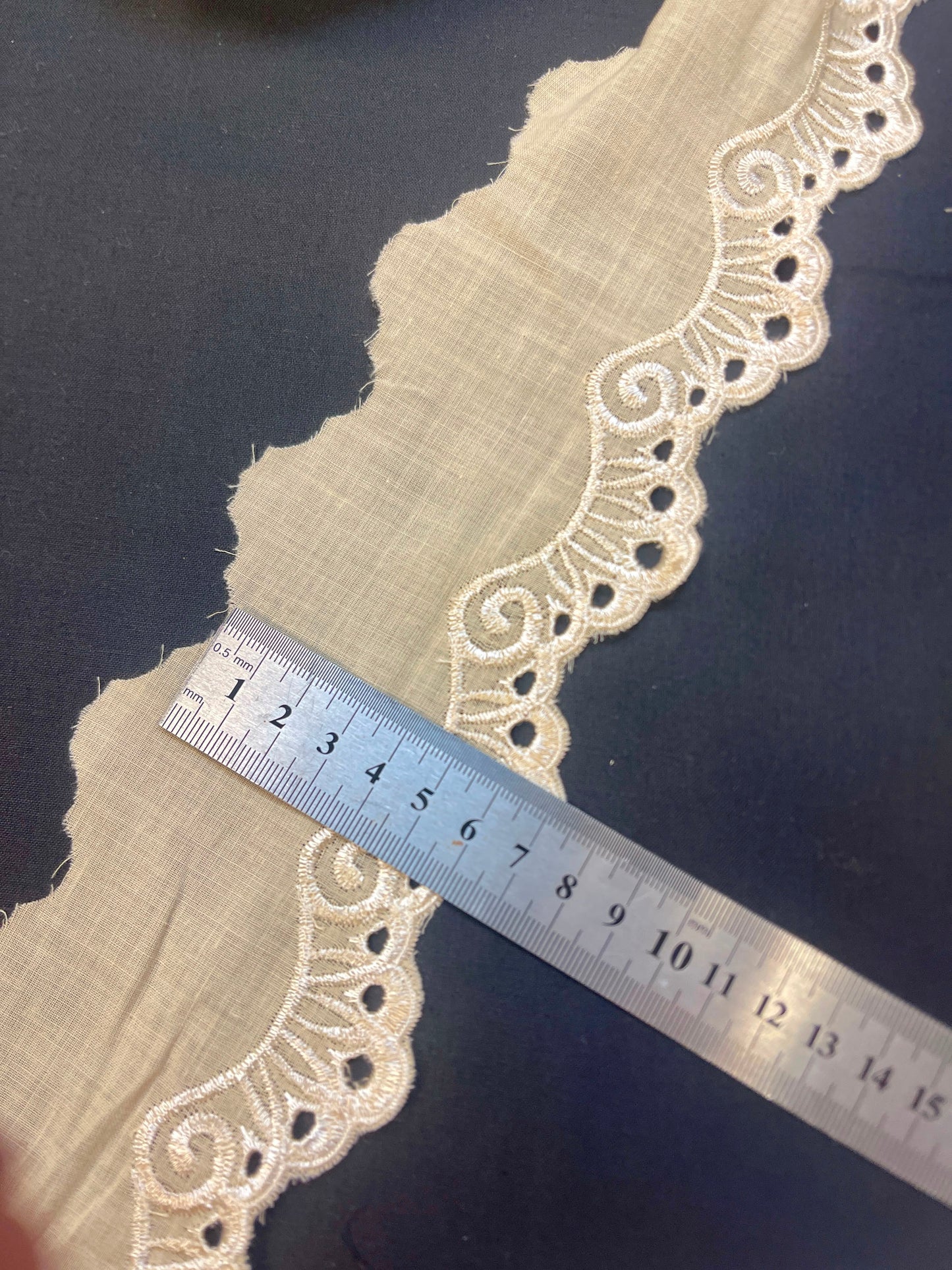 Image avec ruban de dentelle brodée blanche 6 cm, beige – disponible en ligne chez Šarlotes audumi