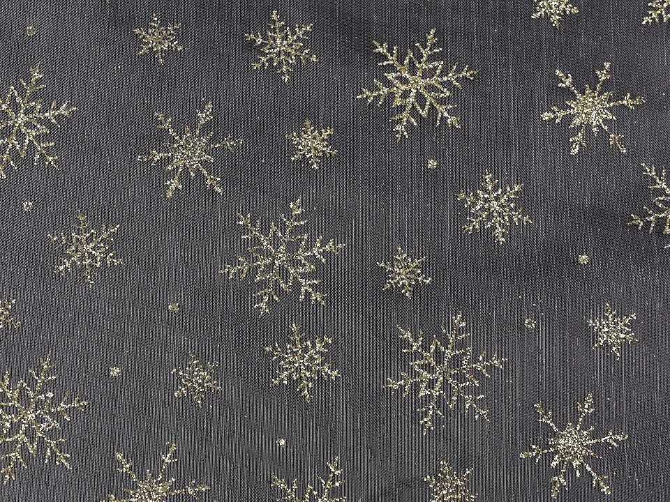Image de l’organza blanche avec des flocons de neige dorés scintillants – disponible en ligne chez Šarlotes audumi