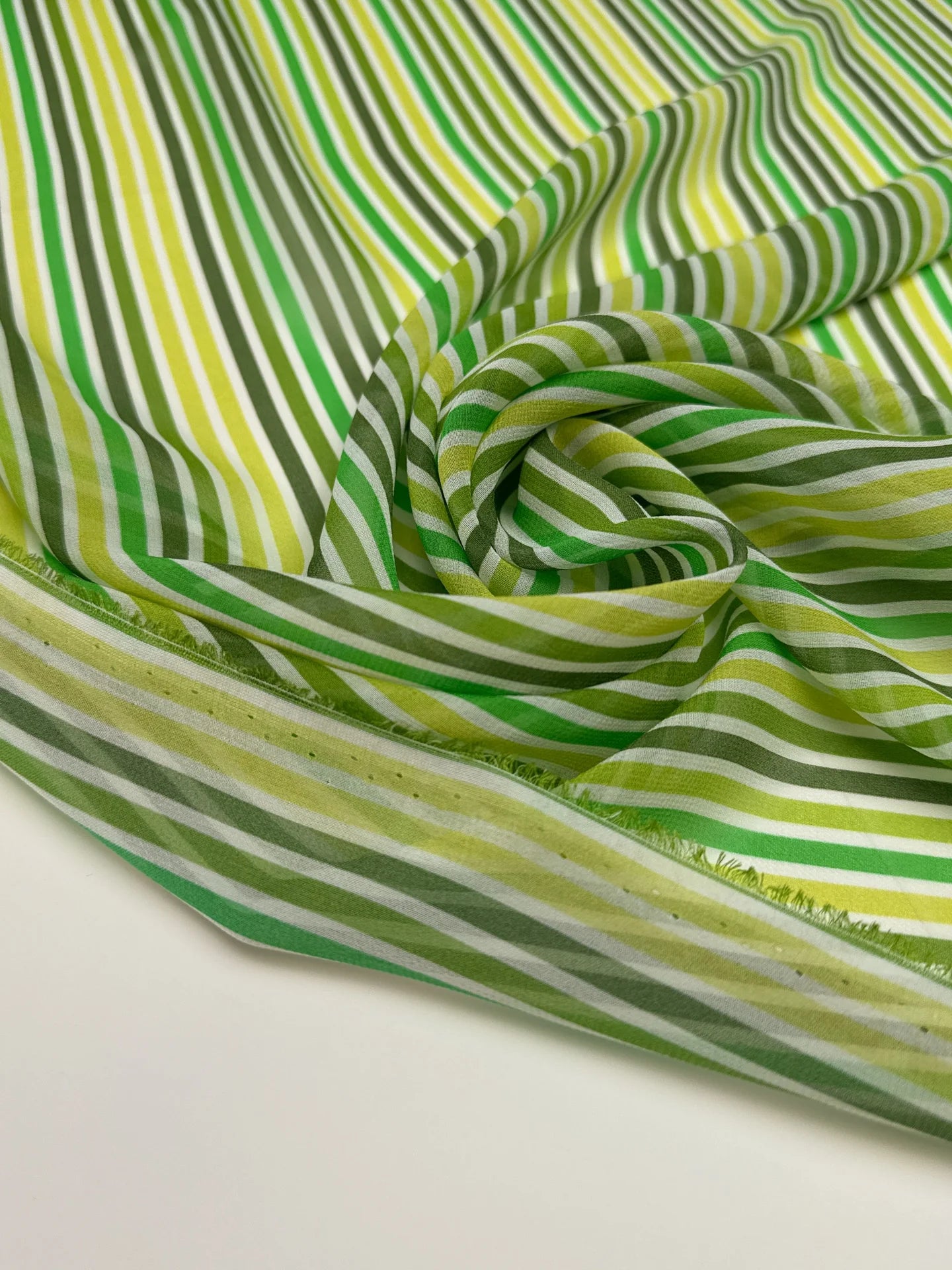 Tissu crêpe 100 % soie d’Italie - rayures vertes 55 g/m²