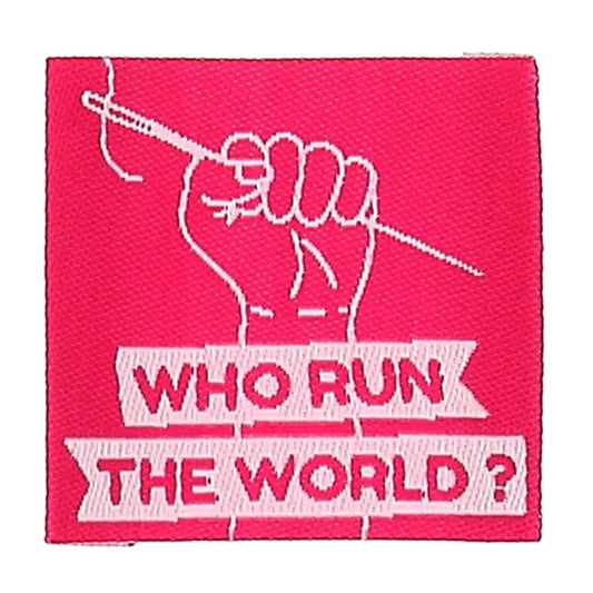 Bild des aufbügelbaren Kleidungsetiketts „Who Run The Word“ von Bohin – 35 × 35 mm, 4 Stück – online bei Šarlotes audumi erhältlich