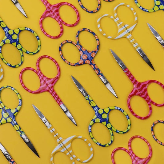 Bild von BOHIN-Stickschere Hola Guapa – 9 cm – online erhältlich bei Šarlotes audumi