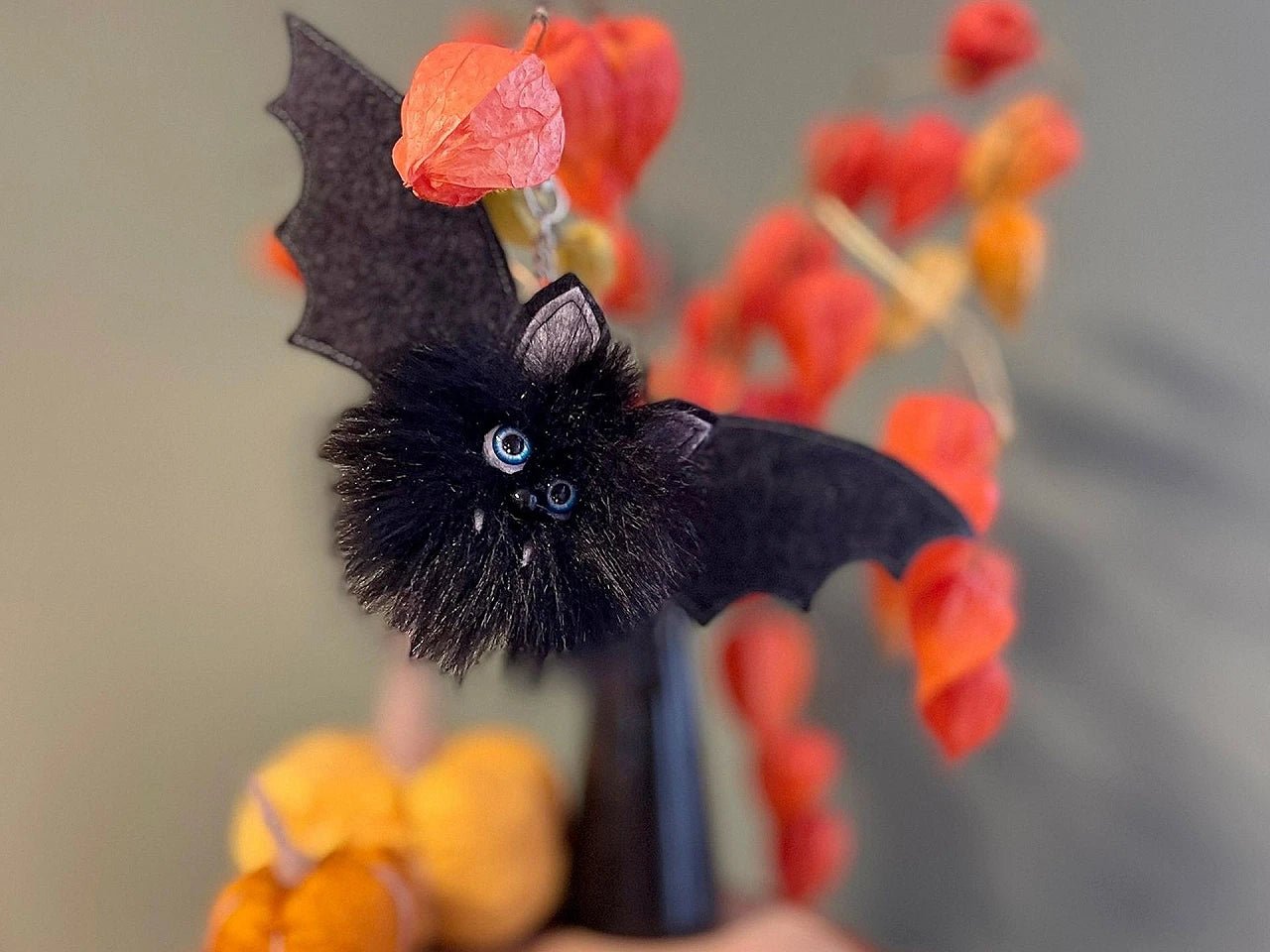 Attēls ar Bumbulis cepurēm ar cilpu Ø8 cm|dažādu toņu – pieejams Šarlotes audumi