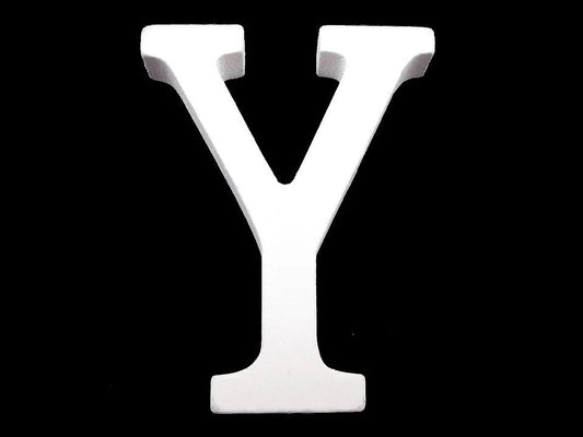 Image avec une lettre décorative en bois 3D, blanche – disponible en ligne chez Šarlotes audumi
