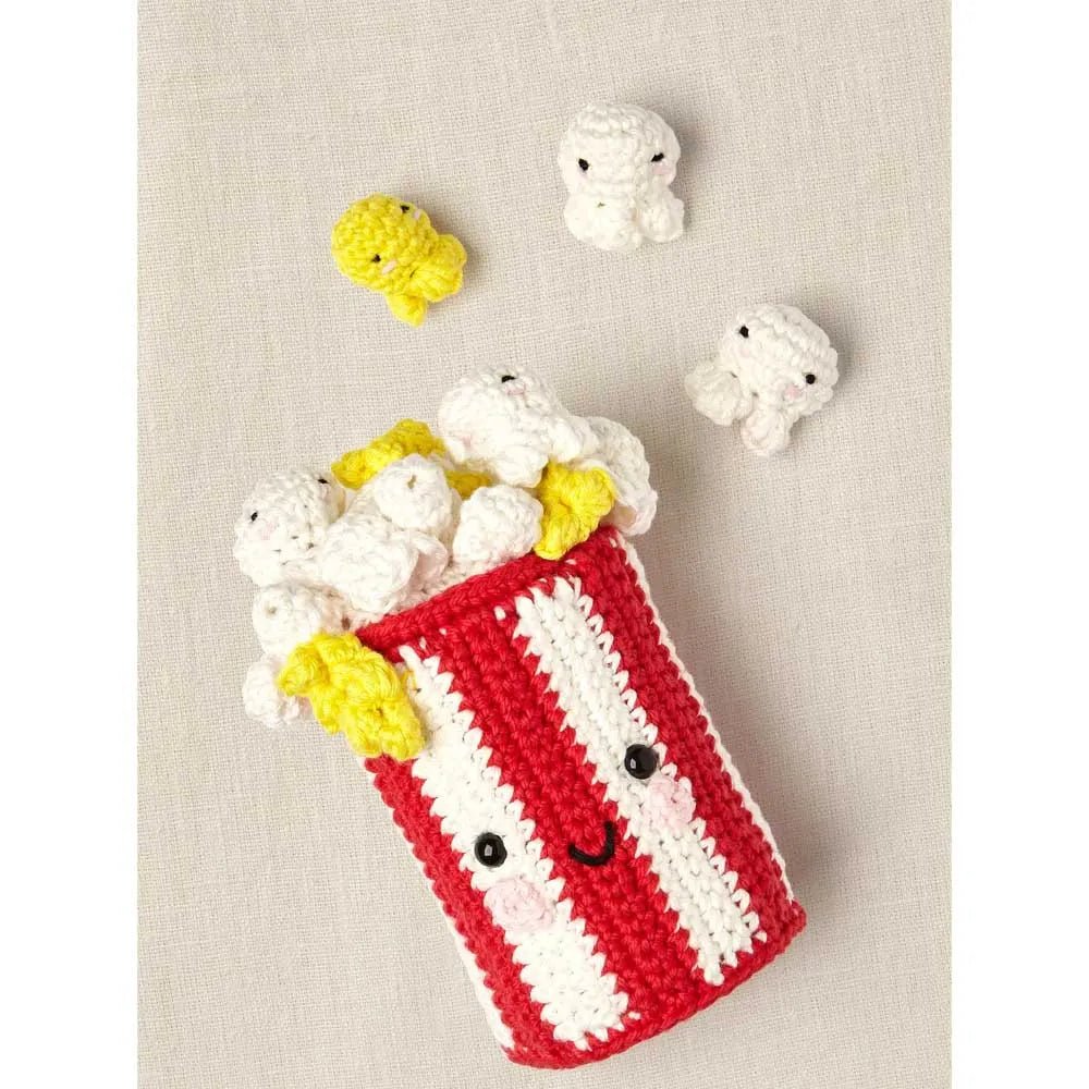 Image du kit DMC Amigurumi "Pop-The-Corn" – boîte de pop-corn – disponible chez Šarlotes audumi