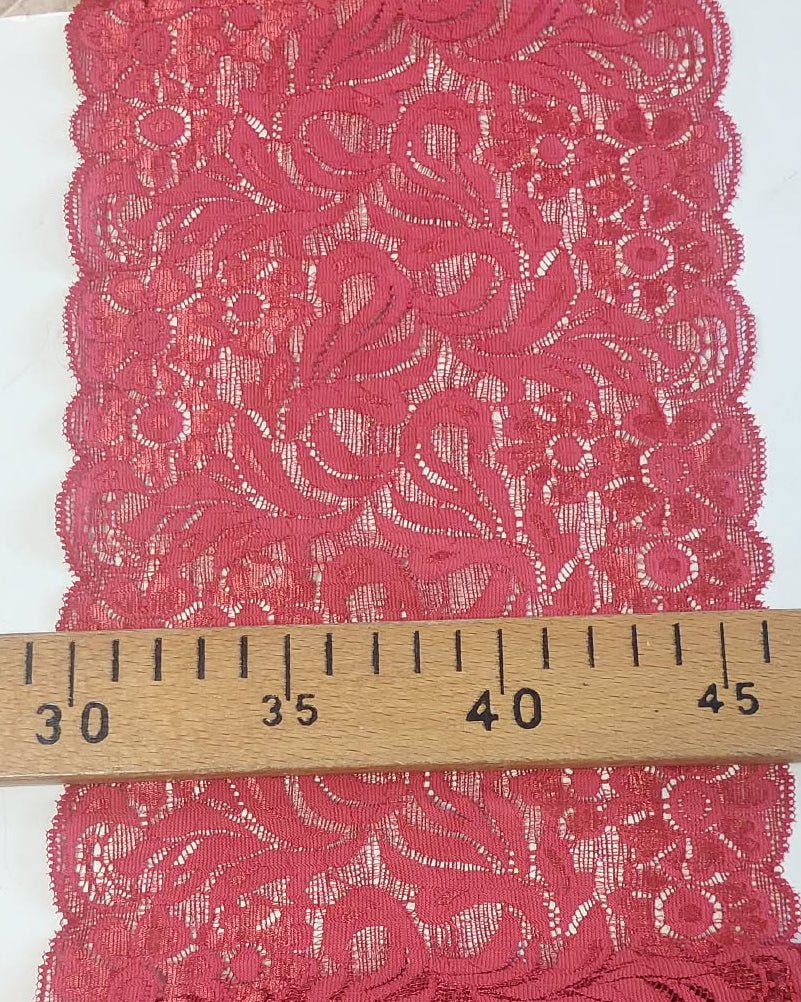 Image avec dentelle élastique 16 cm rouge – disponible en ligne chez Tissus de Charlotte