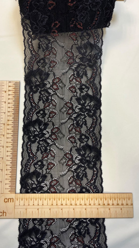 Bild mit elastischer Spitze, 19 cm, schwarz mit dunkelroten Akzenten – online erhältlich bei Šarlotes audumi