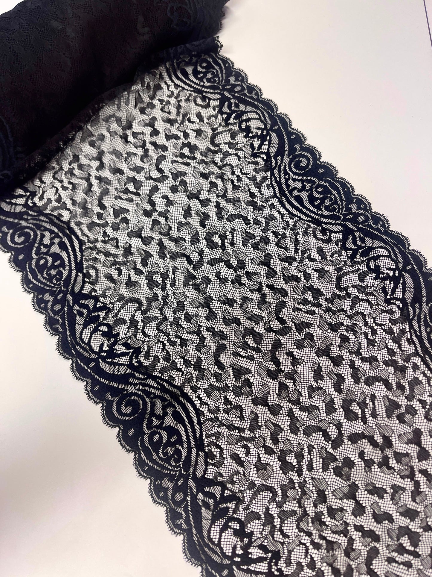 Image avec dentelle élastique 27 cm-noire avec motifs latéraux bleu foncé – disponible en ligne chez Šarlotes audumi