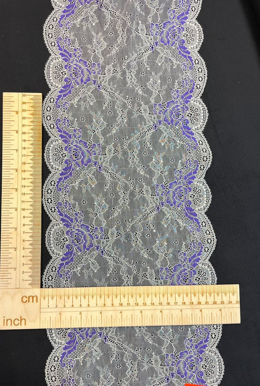 Bild von elastischer, feiner Spitze, 24 cm – grau mit violetten Akzenten, online erhältlich bei Šarlotes audumi