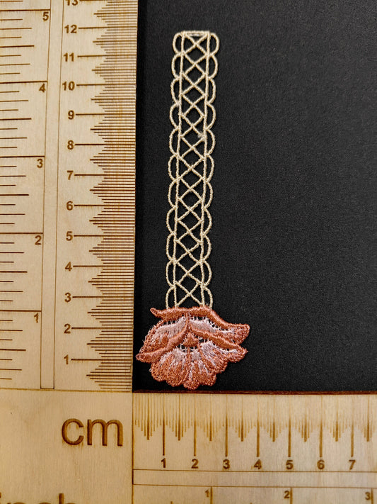 Image avec patch à coudre 12 x 4 cm – disponible chez Šarlotes audumi