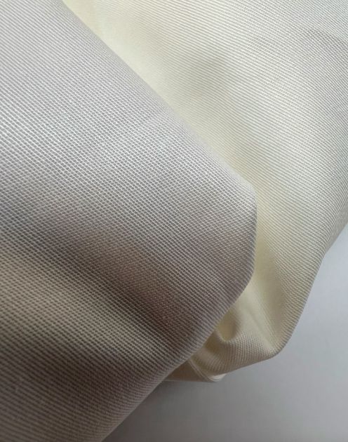 Attēls ar Itālijas kokvilnas un elastāna audums sviesta balts 150 g/m2 – pieejams Šarlotes audumi