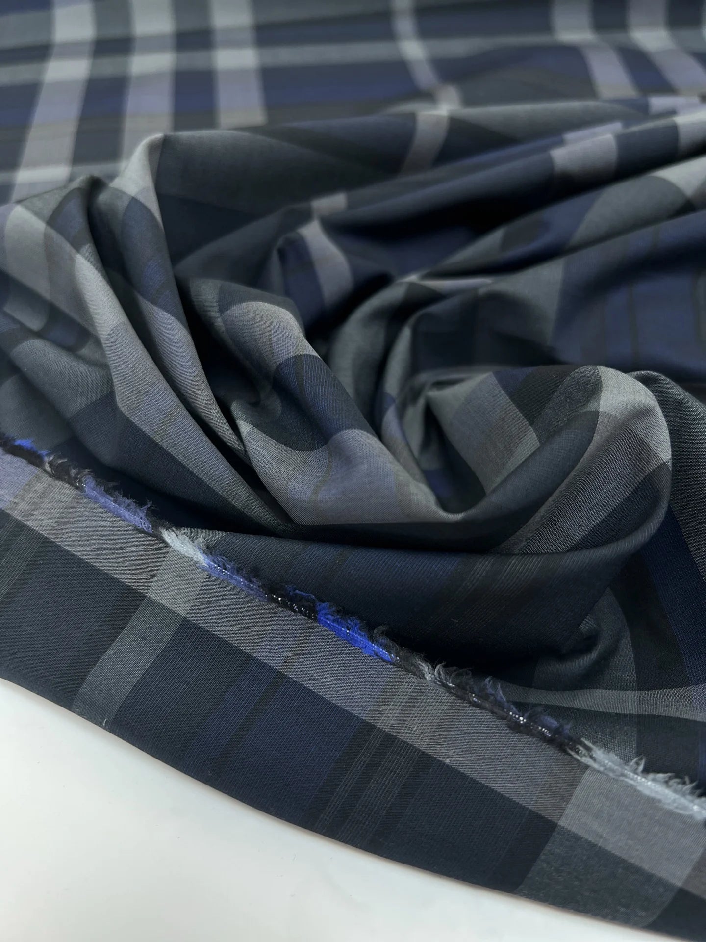 Attēls ar Itālijas pelēkzils kokvilnas poplīns | 130 g/m², 150 cm – pieejams Šarlotes audumi