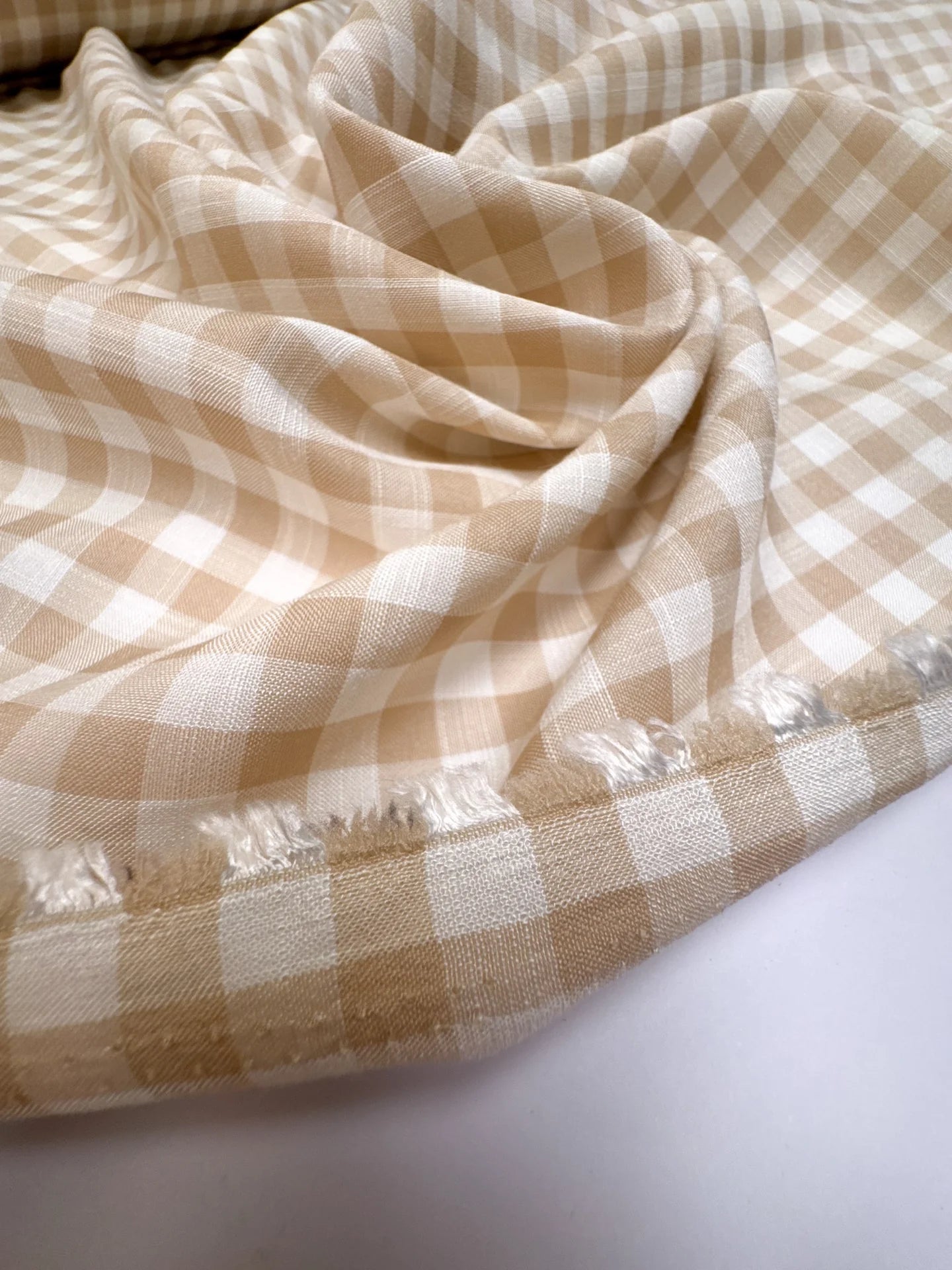 Attēls ar Itālijas viskozes un poliamīda audums bēšs rūtiņu raksts 130 g/m2 – pieejams Šarlotes audumi