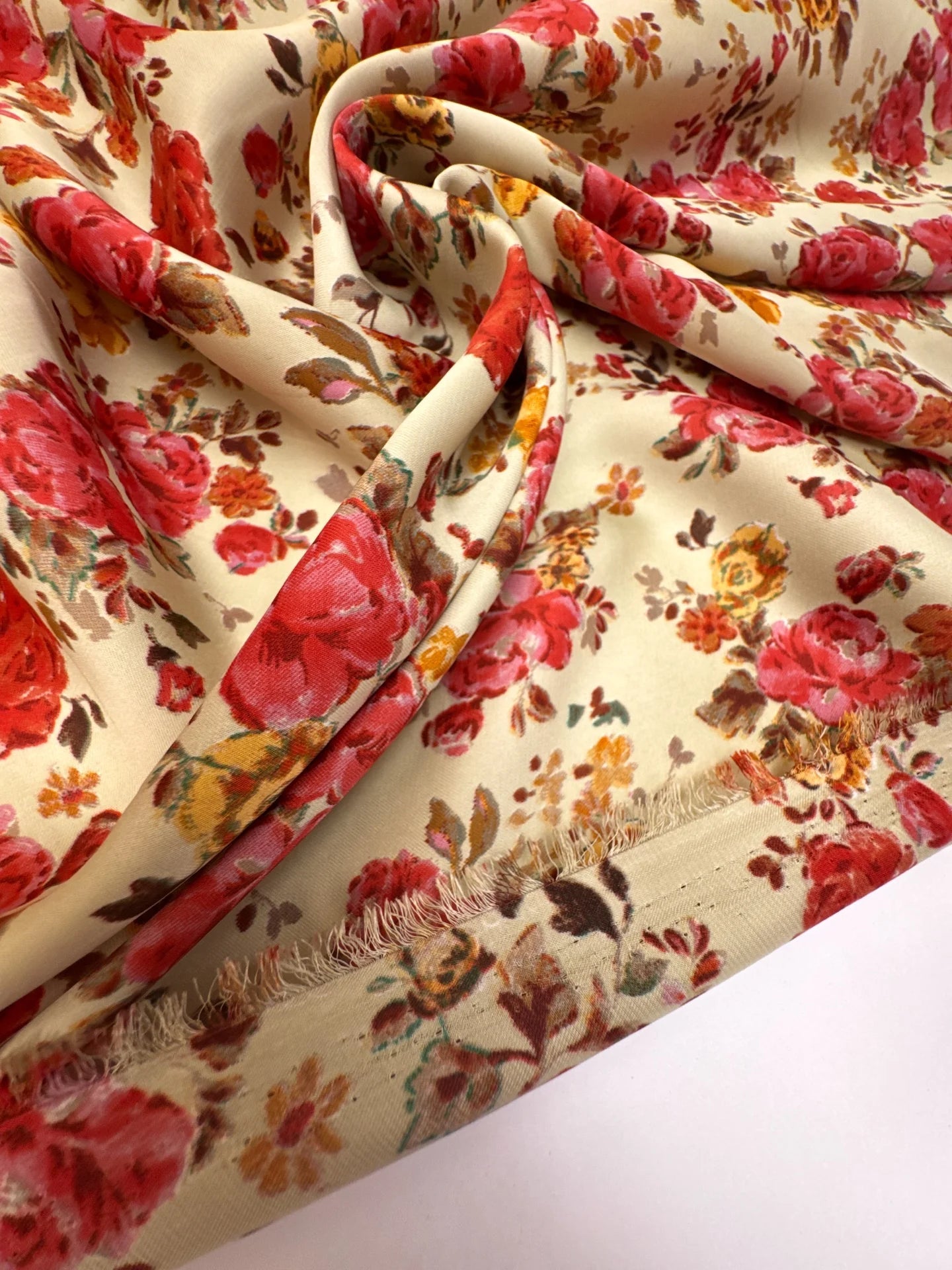 Attēls ar Itāļu satīna audums ar ziedu rakstu | 136 cm | Sarkanrozā toņi – pieejams Šarlotes audumi