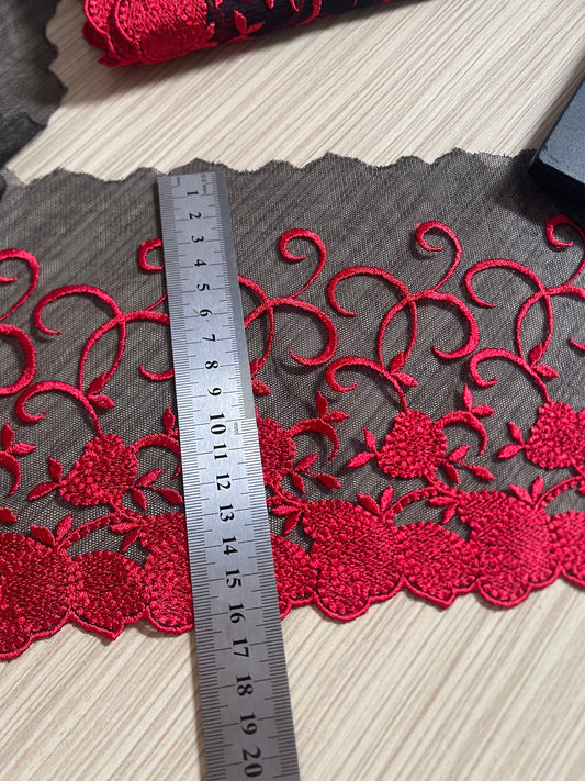Image de dentelle brodée 15 cm - noire avec accents rouges – disponible chez Šarlotes audumi