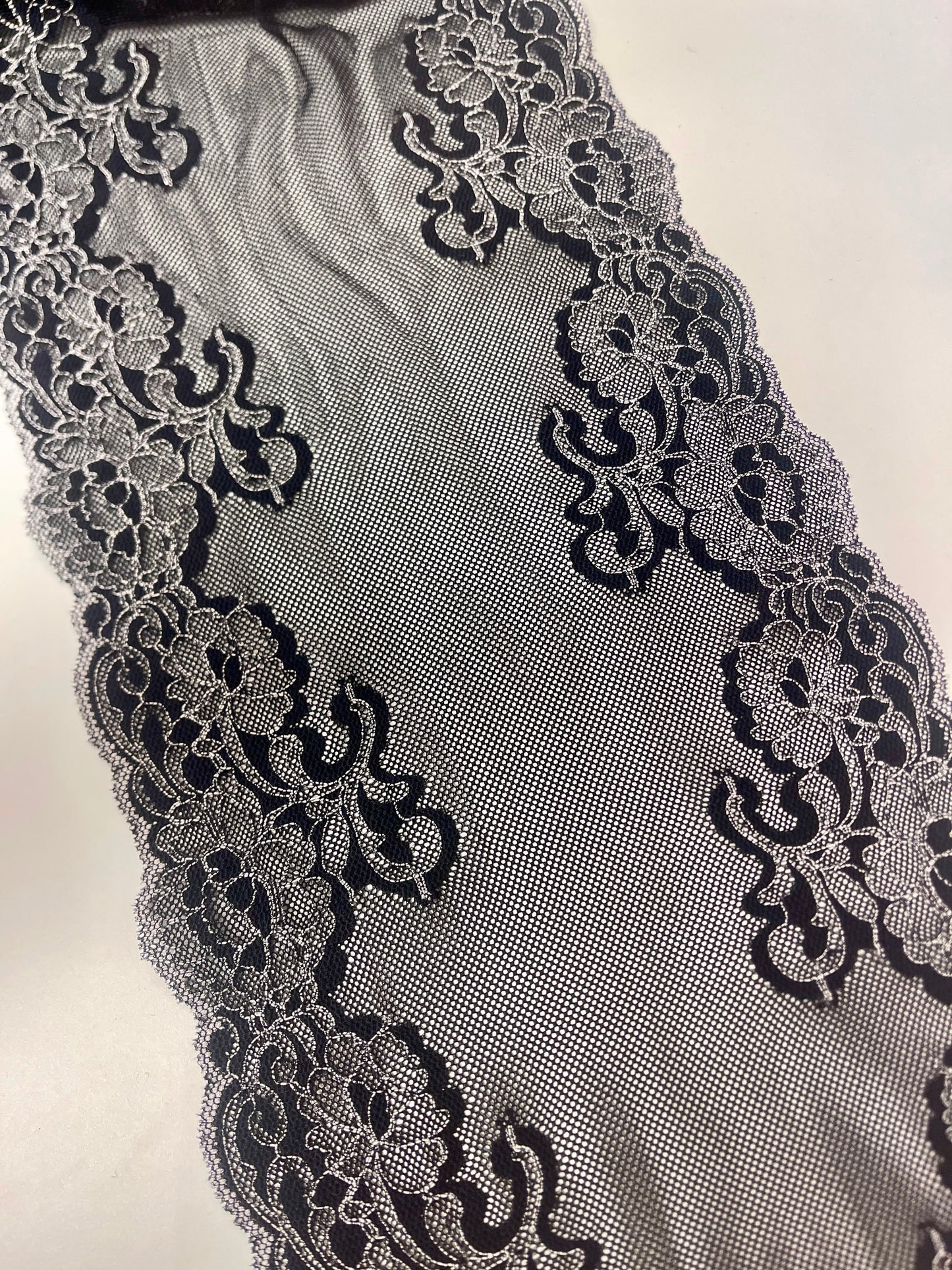 Image avec dentelle brodée sur tulle de 20 cm, noire avec blanc – disponible en ligne chez Šarlotes audumi