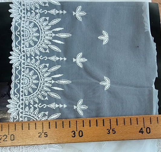 Bild von bestickter Spitze auf Tüll, 20 cm, porzellanweiß – online erhältlich bei Šarlotes audumi