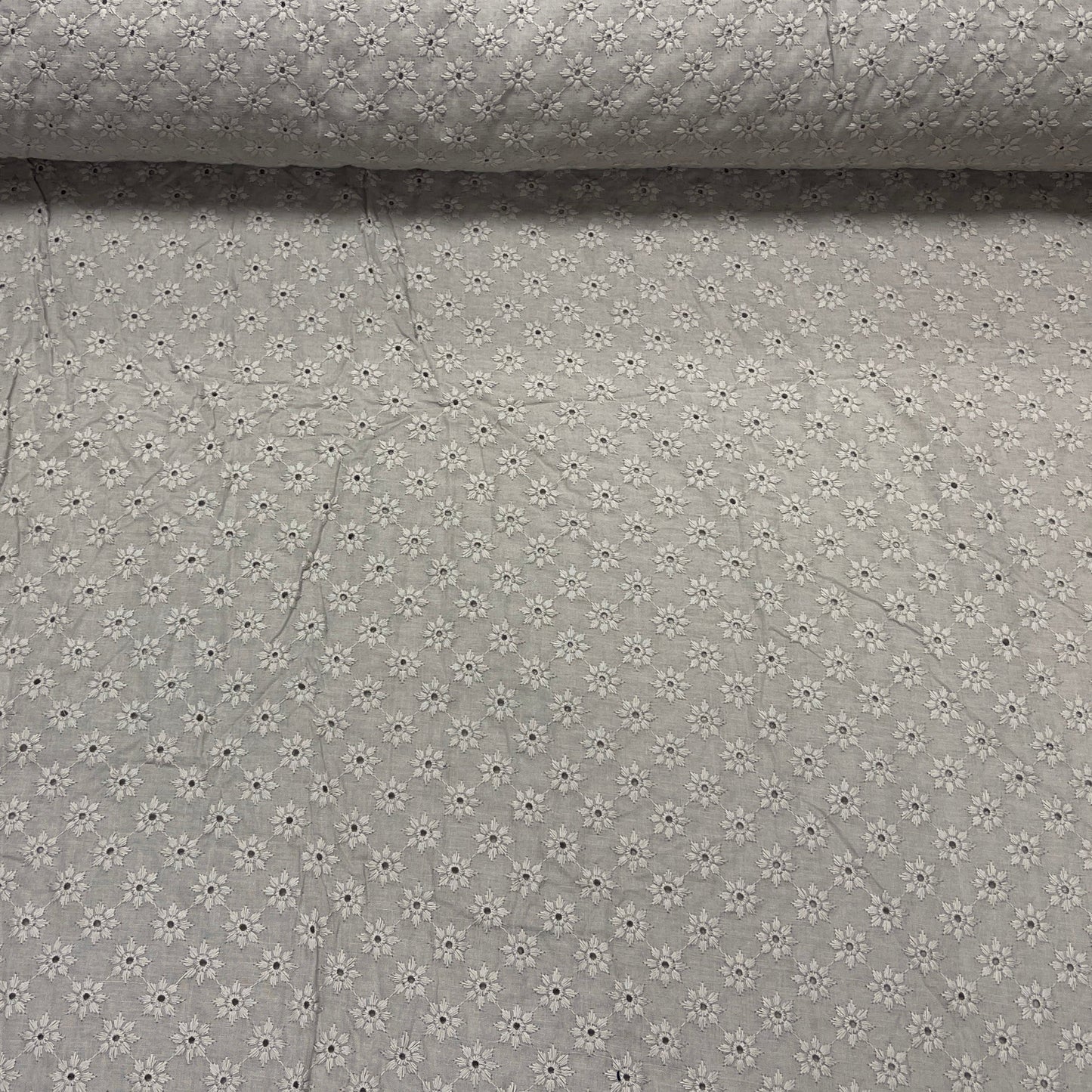 Izšūts kokvilnas audums - tumši bēšs puķīšu motīvs 110 g/m²