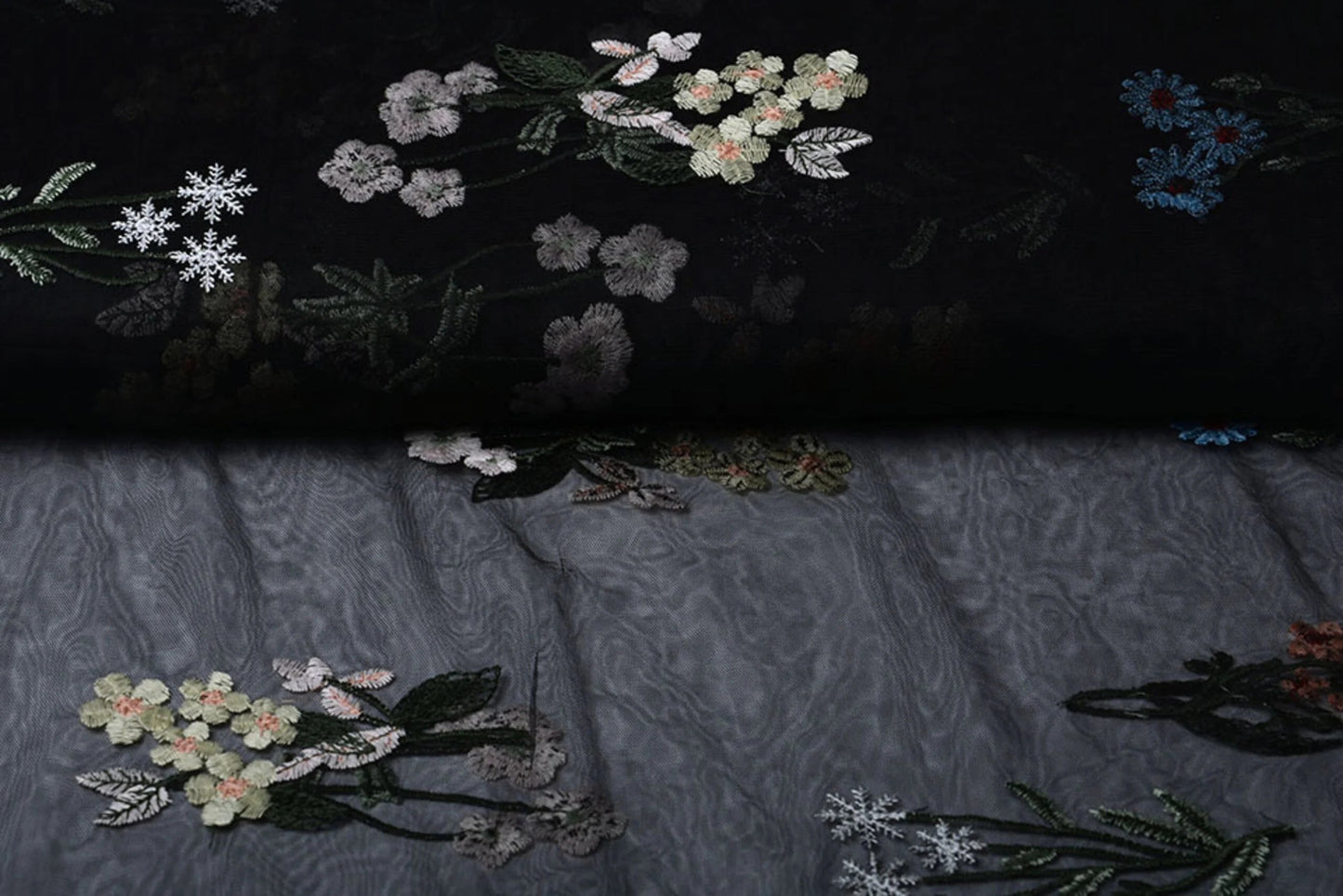 Attēls ar Izšūts tills ar ziediem 100 - 150 g/m² – pieejams Šarlotes audumi