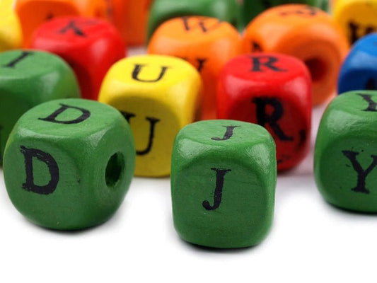 Attēls ar Koka perles ar burtiem, 10×10 mm|20 g. – pieejams Šarlotes audumi