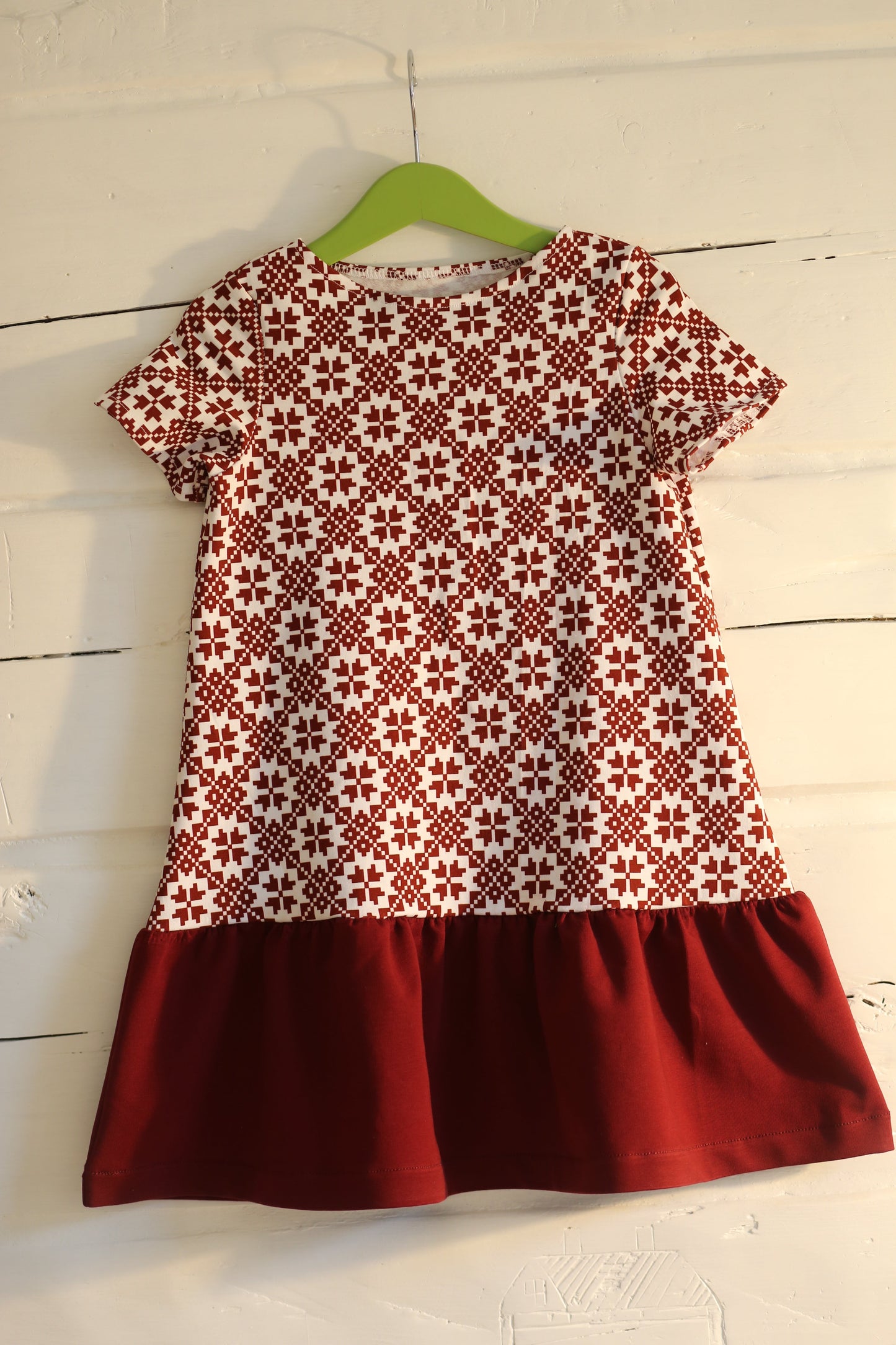 Attēls ar Kokvilnas cilpiņtrikotāža - auseklīšu raksts uz karmīnsarkana fona 250 g/m² – pieejams Šarlotes audumi