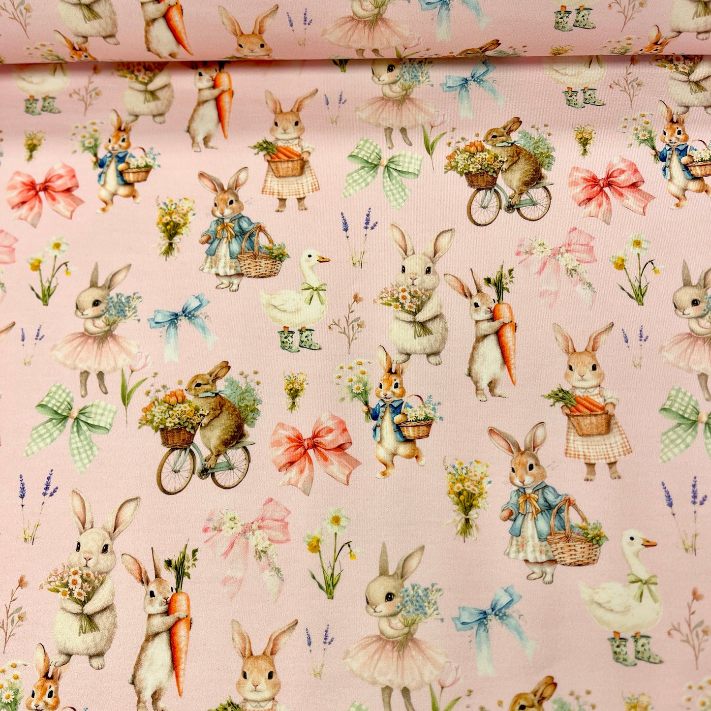 Attēls ar Kokvilnas cilpiņtrikotāža - trusīši uz rozā fona 250 g/m² – pieejams Šarlotes audumi