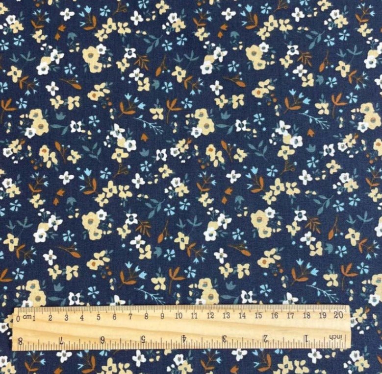 Attēls ar Kokvilnas trikotāža - smalki ziediņi uz tumši zila 200 g/m² – pieejams Šarlotes audumi