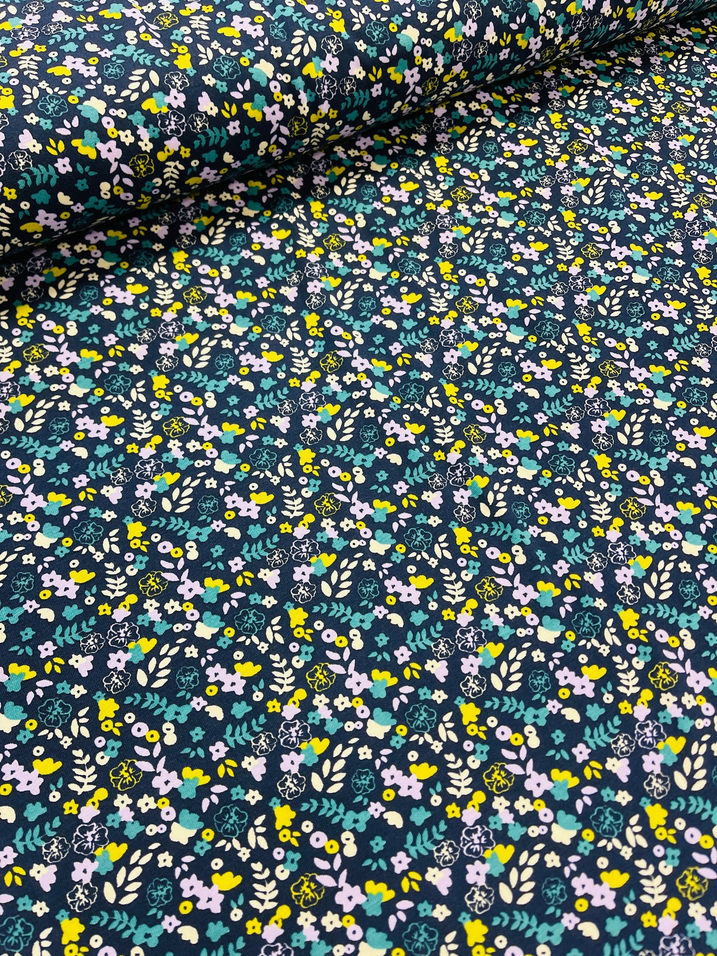 Kokvilnas trikotāža - smalki ziediņi uz tumši zila fona 220 g/m² (GOTS sert.)