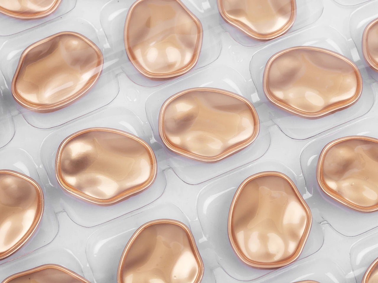 Image de boutons métalliques à tige, 29 mm (forme irrégulière) – disponible chez Šarlotes audumi