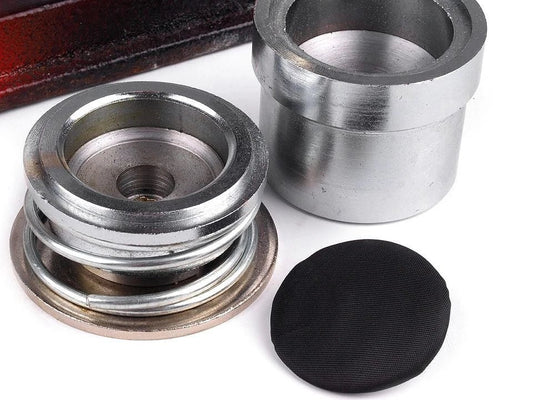 Bild eines Metallknopfs zum Selbstbeziehen | 38 mm – online erhältlich bei Šarlotes audumi